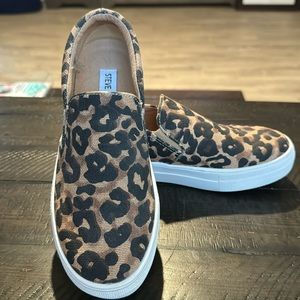 Steve Madden animal print slip on